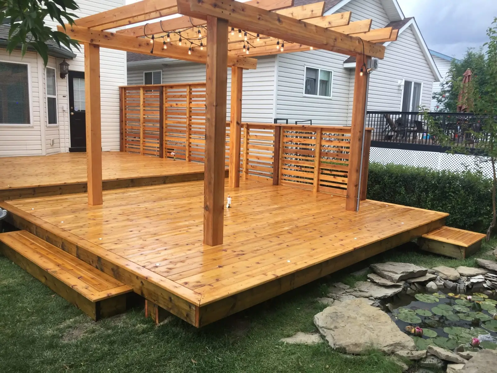 Cedar deck and pergola by Lamacraft